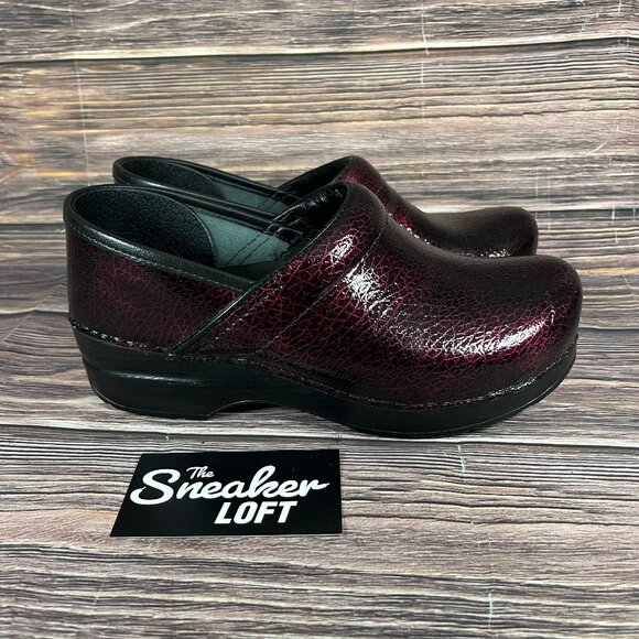 Dansko Women's Red Pebbled Leather Nursing Professional Shoes Clogs - Picture 1 of 8
